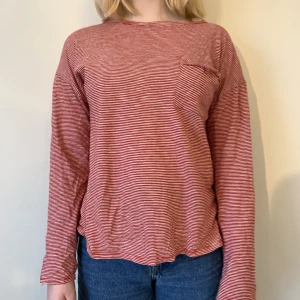 Randig långärmad tröja - Vit- och rödrandig tröja från Zara Girls.  Oanvänd:) Pris är förhandlingsbart