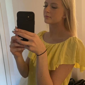 Säljer en gul T-shirt  - Säljer en jätte fin gul T-shirt som tyvärr inte kommer till användning men fint skick och använd några gånger bara