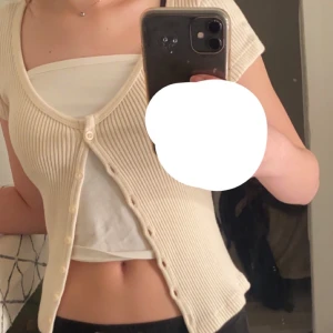 Söt kofta - Super söt kofta från brandy Melville som aldrig är använd. Med små söta knappar! Köpte för ca 180kr! Frakt tillkommer ❤️