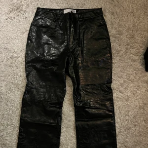 skinnbyxor  - Fina skinnbyxor med krokodiltryck, knappt använda då dom är förkorta för mig (172). Skulle säga att dom blir lagom på någon som är 165cm.  125kr + frakt, pris kan diskuteras