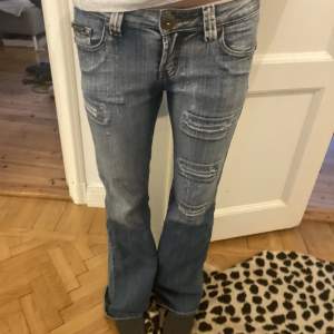 Lågmidjade flare jeans med detaljer köpta här på Plick❤️osäker på storlek men skulle säga 28/34 eftersom de är långa på mig som är 174