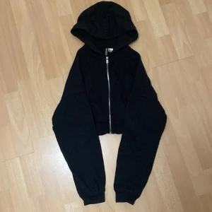 H&m hoodie - Svart H&m hoodie. Använd fåtal gånger och i nyskick. Den är kort och croppad. Köpare står för frakt! Om du har frågor skriv privat.💕