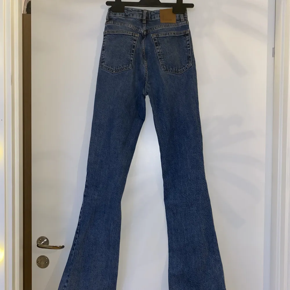 Utsvängda jeans i jättefint skick, från bikbok. De är högmidjade och har inget slitage 💕 Säljer då de är för långa för mig. Midjemått: 24’ Längd: 32 Kontakta mig för fler mått, pris kan sänkas 🥰. Jeans & Byxor.