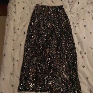 Glittrig långkjol - Glittrig långkjol som är perfekt när man ska klä upp sig, stretch i midjan så den sitter skönt🖤