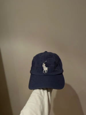 Ralph lauren keps  - Ljusblå Ralph lauren keps som är i fint skick. Inga skador på den.