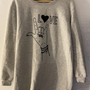 Mjukis nattlinne  - Ett grått mjukisnattlinne med tryck, super mysigt och gosigt 💕