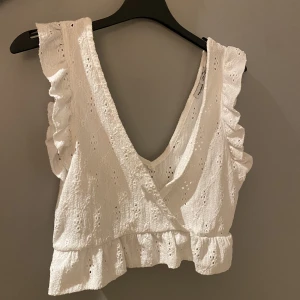 Vit topp  - Säljer denna superfina toppen från Pull & Bear med V-ringning både fram och bak och volang vid ärmen och nertill. Superfin topp till sommar och vår! 💋