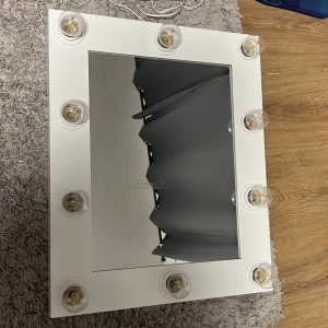  Sminkspegel -  Sminkspegel med lampor, kan hängas på väggen eller placeras stående med hjälp av stödet som  finns på baksidan. 3 meter lång sladd med dimmer. Höjd 55 cm, bredd 45 cm… Möts upp i Göteborg!!