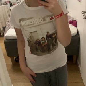 one direction t-shirt - använt ett par gånger. köpt på amazon. storlek M men känns mer som XS/S. köparen står för frakt.
