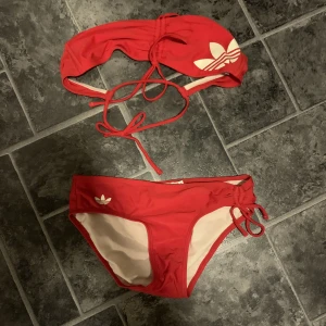 Adidas bikini - Fin adidas bikini aldrig använd  Frakt tilkommer