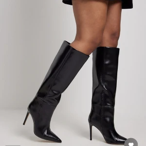 Högklackade boots - Så snygga och högklackade boots, helt nya från NAKD🙌🏼🎊endast använda 1 gång!💞