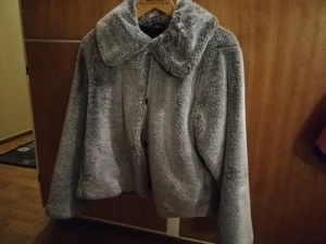Jacka - Fluffig jacka från H&M, strl Medium. Sparsamt använd.