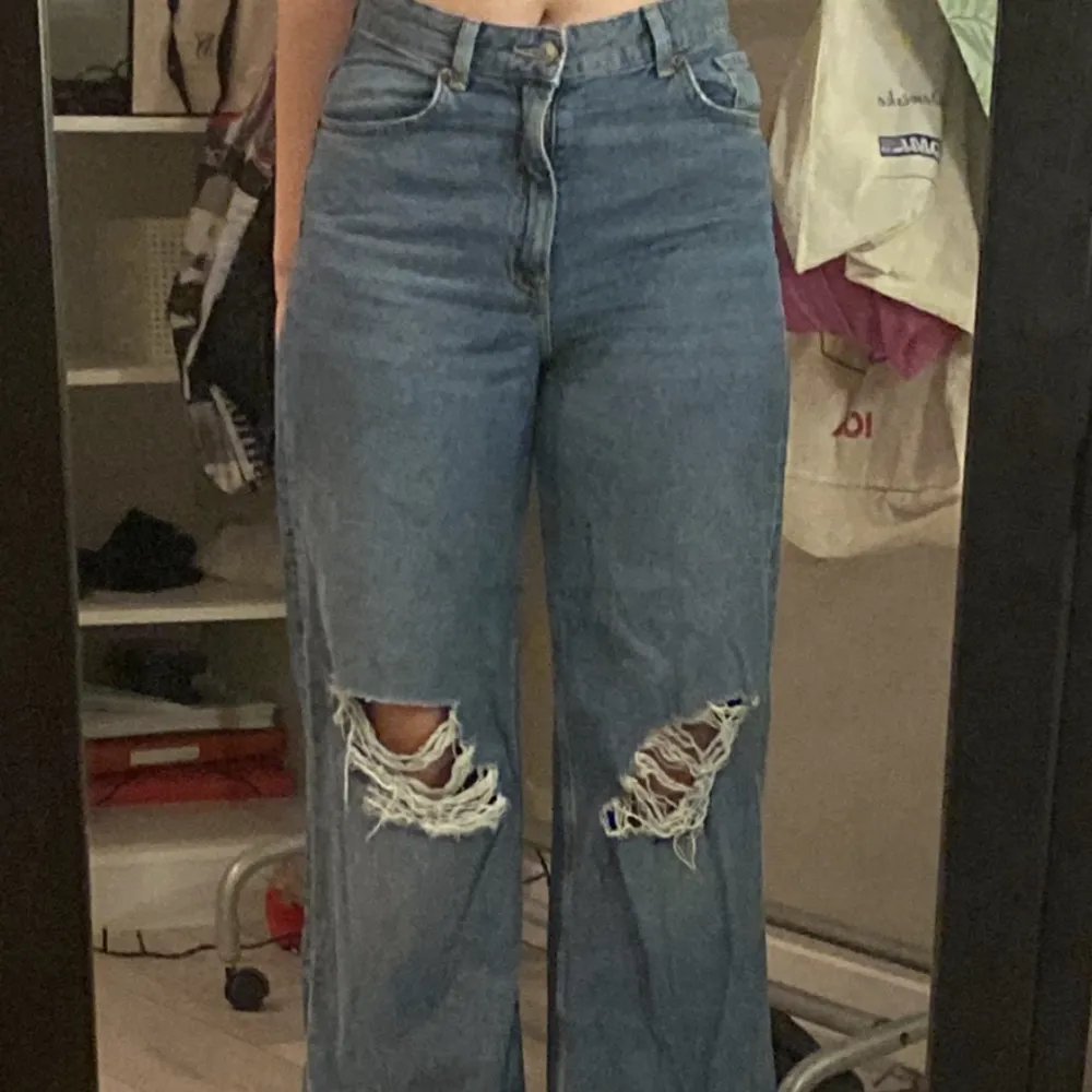 säljer dessa blåa jeans från h&m i storlek 38 då dom inte kommer till användning. perfekt skick (Jag är 165) Dom är high waist och baggy.. Jeans & Byxor.