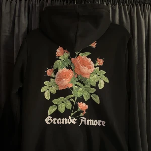 Hoodie - Hoodie från HM, mycket använd men trycket på är knappt slitet 55kr + frakt