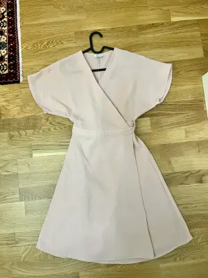 Snygg och söt kort ljusrosa klänning, använd 1 gång men säljer pga det inte kommer till användning. Passar S/M och kan justeras. Har en liten märke på insidan( ingen aning från vad😅) men det kan gå bort med tvätt!
