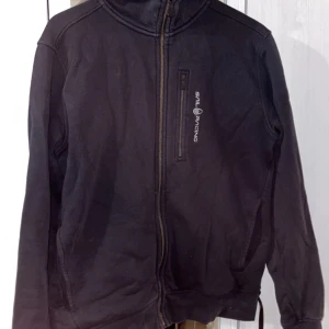 Sail Racing Hoodie - Sail racing hoodie Den är använd men i bra skick bara skrynklig men det löser sig med ett strykjärn Nypris 1200
