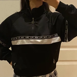 Svart Jacka  - Har aldrig använt den! 100% Polyester.  Priset kan diskuteras, skriv i privat om ni är intresserade av att köpa! 