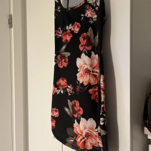Blommig klänning  - Aldrig använd klänning, köpt för runt 100kr. Fin men gillar inte linne strukturen på mig. Väldigt skönt material.