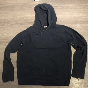 Hoodie  - Mörkblå hoodie, lite sliten I ärmen