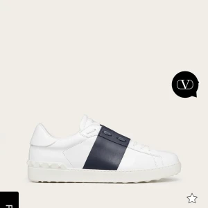 Valentino Garavani skor 40 - Säljer dessa Valentino Garavani skor. De är i mycket använt skick men inga jätte synliga skador. Skornas nypris är på 6165kr. Skorlådan  inkluderas 