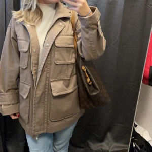 INTRESSEKOLL - Tänkte sälja min Typ helt nya jacka som jag bara använt 2 gånger säljer för att jag inte får någon användning utav den. Så om det är någon intresserad hör av dig. den är i storleken S den sitter oversize som man kanske ser på bilderna. jag är 164 cmlång. 