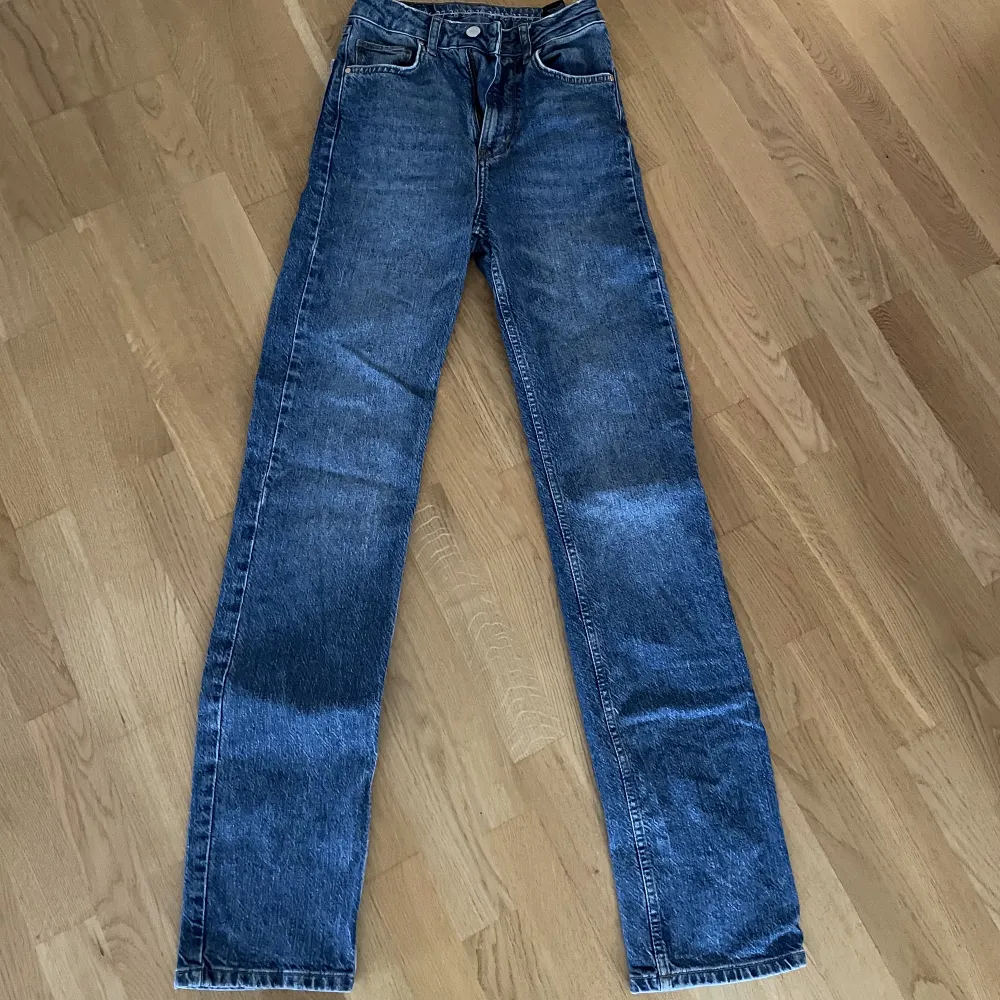 Ett par mörkblå straight jeans i storlek 25 från bikbok. De är använda ganska mycket. Köparen står för frakt.. Jeans & Byxor.