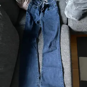 Levis jeans highrise bootcut i  storlek 25/30. Köpta för 1000kr och säljer för 450, pris kan diskuteras. Mycket bra kvalitet. Säljer för att de är för små.