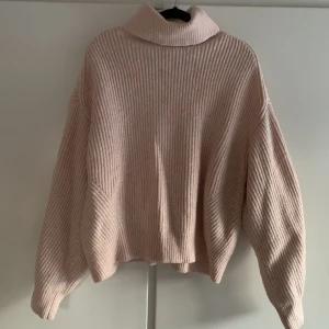 Rosa stickad polotröja  - En rosa stickad polotröja från H&M i storlek small men känns som en medium 
