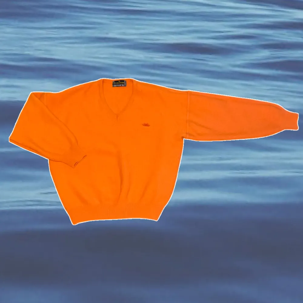 Orange tröja med en krabba: No size ILGRANCHIO V-ringning  Ärmlängd: 42cm och 41cm Bredd: 53cm Längd: 56,5cm Använd . Tröjor & Koftor.