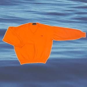 Orange tröja med en krabba: No size ILGRANCHIO V-ringning  Ärmlängd: 42cm och 41cm Bredd: 53cm Längd: 56,5cm Använd 