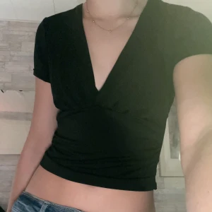 Svart tröja  - Väldigt fin topp från bikbok i S. Använd en gång. Bekväm och sitter mycket bra.