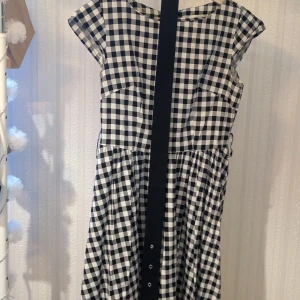 Klänning  - Den här klänningen är 50-tals inspirerad och välanvänd (det syns inte). Man får med ett svart skärp och ett rosa likadant skärp (skriv för bild).  Skickar inte kan bara mötas upp.