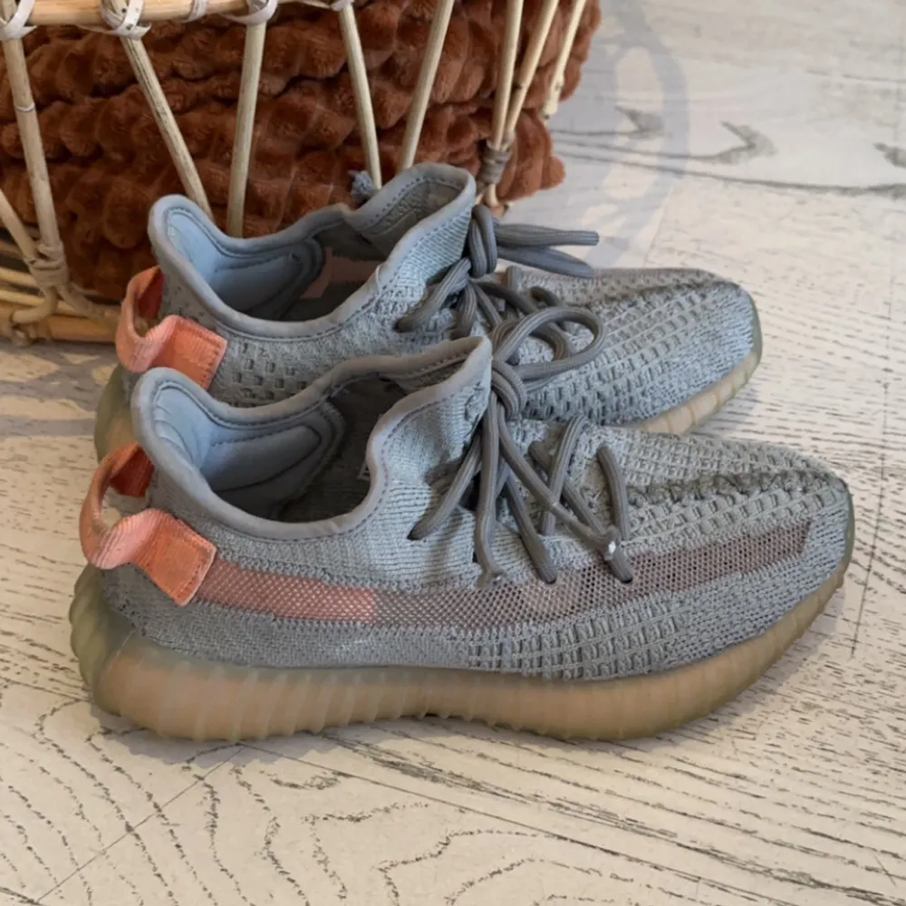 Yeezy 350 boost till salu. Används många gånger men har inga skador, dock hyfsat smutsiga men går att fixa 👍🏼 stolek 36,5, kontakta mig vid intresse eller frågor . Skor.