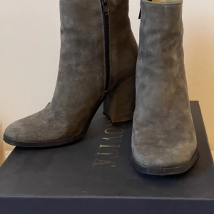 Novita boots  - Gråa Novita boots i mocka. 