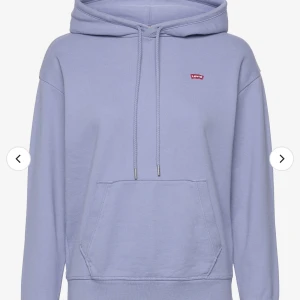 Levis hoodie - En super fin blå hoodie från Levis! Storlek 34, ordinarie pris 750