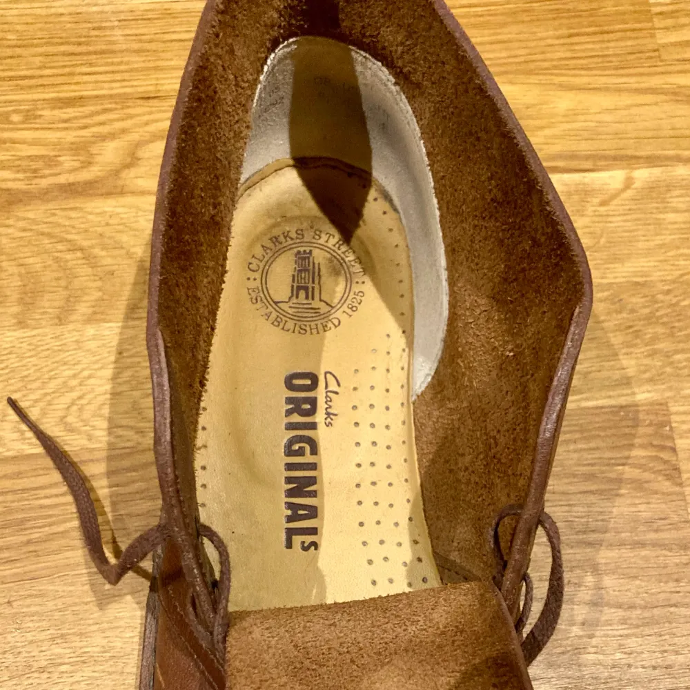 Coola Clarks Desert boots. Storlek US 9,5 GB 9 så ca 43. Väldigt sparsamt använda. Är lite för stora för mig. Nypris ca 1499kr. Skor.