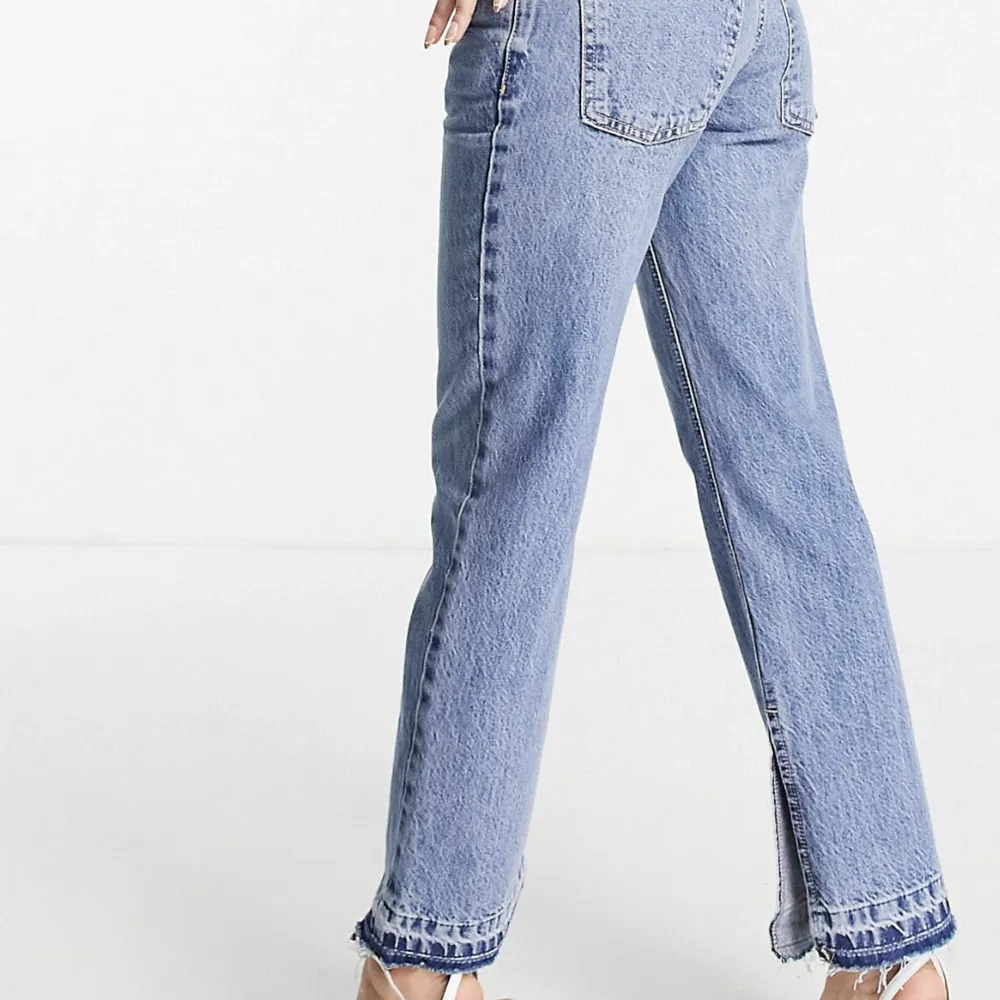 90 tals jeans så sjukt fina och passar om man är kort och petite! Tyvärr är dem alldeles för små för mig 🥲😩 de är lågmudjade och har en super snygg slits nedtill storlek W26 L28. Jeans & Byxor.