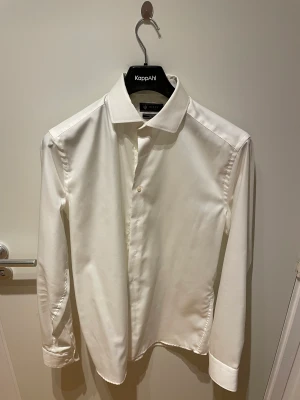 Skjorta - Vit finskjorta från Riley i storlek L 