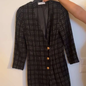 Mangoklänning - Säljer en strukturerad klänning i bra skick har används en gång säljer eftersom den inte kommer till användning. Köpt på mango i storlek xs för 999kr och säljer den för 700+frakt pris kan diskuteras.