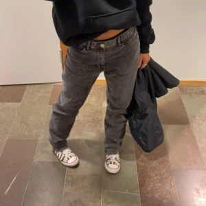 Jeans  - Säljer dessa lågmidjade mörkgrå jeans från Lindex, som sagt för tajta i benen.💕
