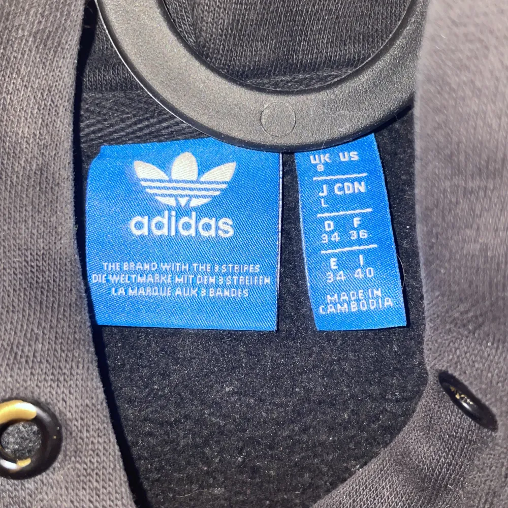 En svart jättefin adidas hoodie som jag köpte hos adidas alldrig använd. Köptes för 649kr men säljer för 350kr + frakt 👚💕. Hoodies.