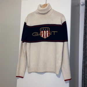 Stickad GANT pullover - Oanvänd stickad tröja från GANT. Prislapp kvar, 1699:-