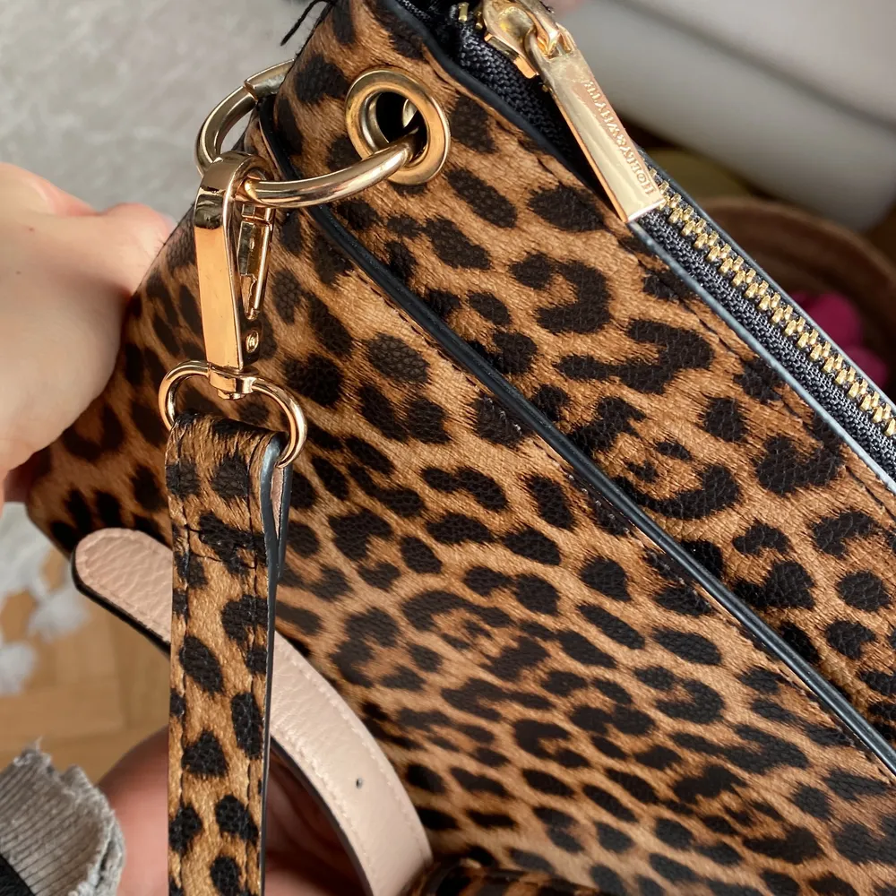 Leopard väska med guld detaljer . Väskor.