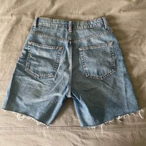 En lite längre modell på ett par jeansshorts från H&M. Mellanblåa i färgen, används inte längre då de är för små tyvärr. Använda ett fåtal gånger därav nyskick. 100kr + 66kr frakt💙