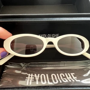 Chimi x Joel Ighe Solglasögon  - Små i storleken. Säljer då jag upplever att de trycker för mkt efter ett tag mot mitt enorma huvud. Dock balla, köpta på Caliroots på rea, originalpris 1000kr+. Endast testade, näsduken fortfarande i plast. Fri frakt. Skriv om ni har frågor!:) Kram!❤️☮️