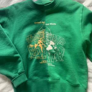 Sweatshirt - Endast använd en gång. Säljer pga att den inte kommer till användning💚💚nypris 499