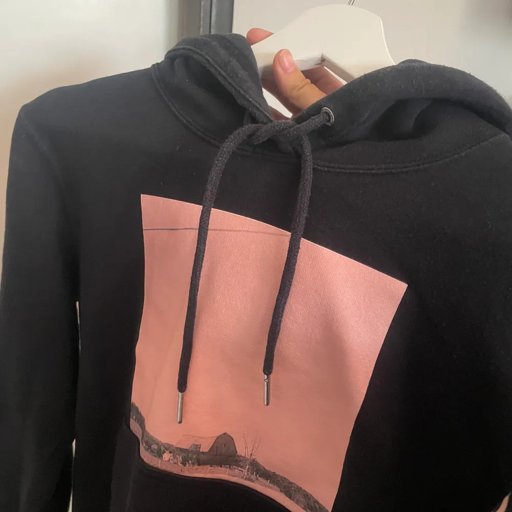 Jättefin hoodie från Calvin Klein som inte kommer till användning, med tryck längs armen . Tröjor & Koftor.