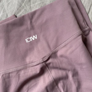 ICIW tränings nimble tights violett  - Använd en enda gång. Riktigt sköna och trycker in allt väldigt bra. Tycker den slätar ut benen. Är gjord för att klippas om man vill det. Går att justera längden på så sätt. Har ej klippt den. Jag är 173 cm. Ord pris 700kr