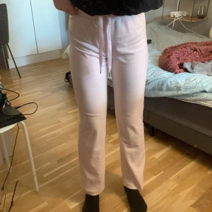Byxor - Hej!💕 säljer dessa jätte fina rosa byxor från Gina i storlek xs då jag inte använder dom nå mer💕 använd ca 3 ggr💕 säljer för 150kr+frakt💕