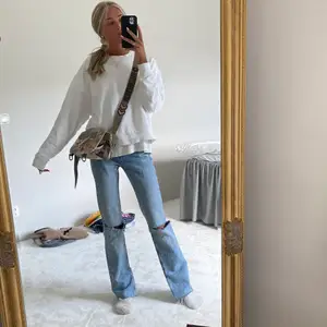 Zara Z1975 jeans slim fit med slits. Klippt egna hål. Älskar verkligen dom här jeansen men tyvärr blivit för små:((( 💓